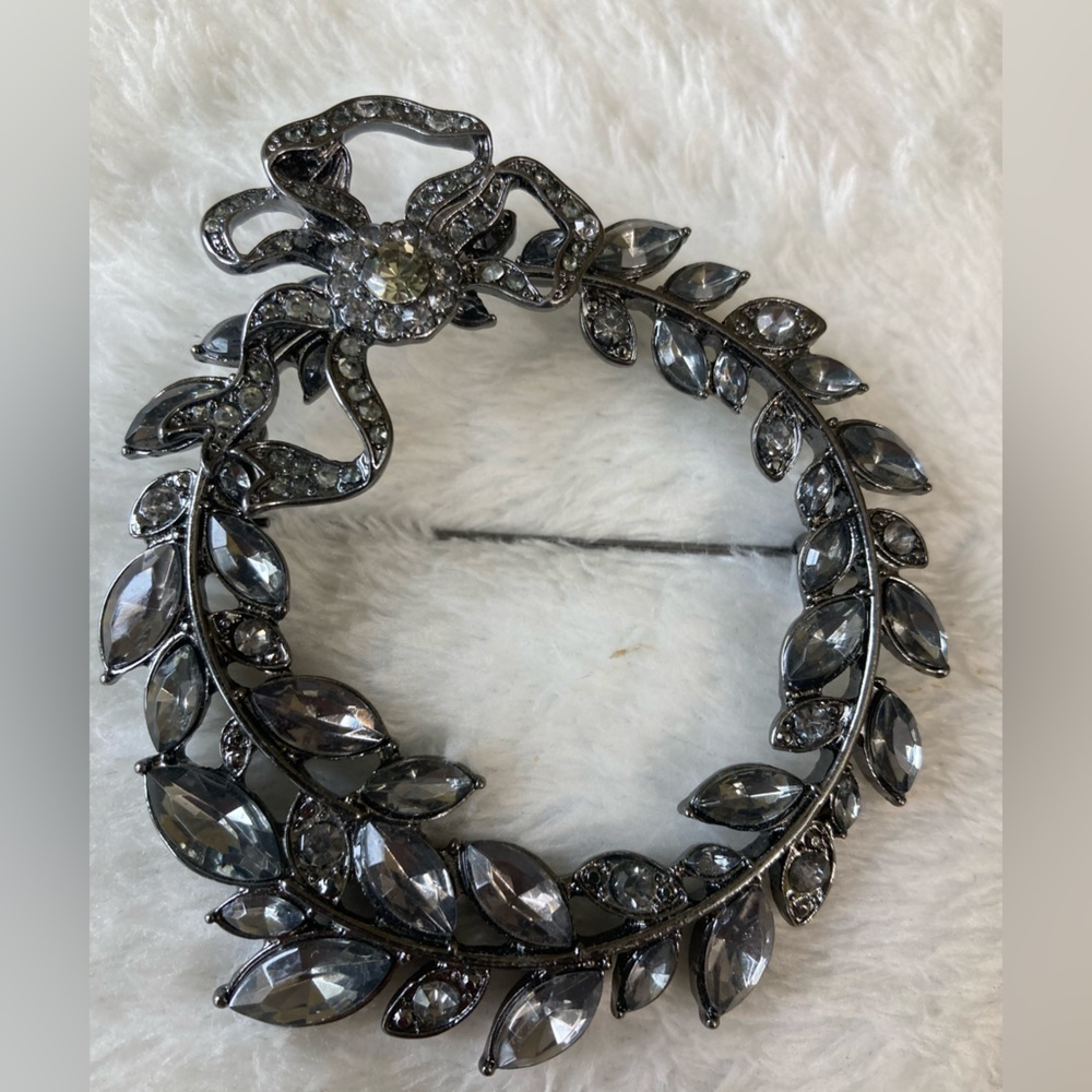 Gun Metal Vintage‎ Wreath Brooch Pin